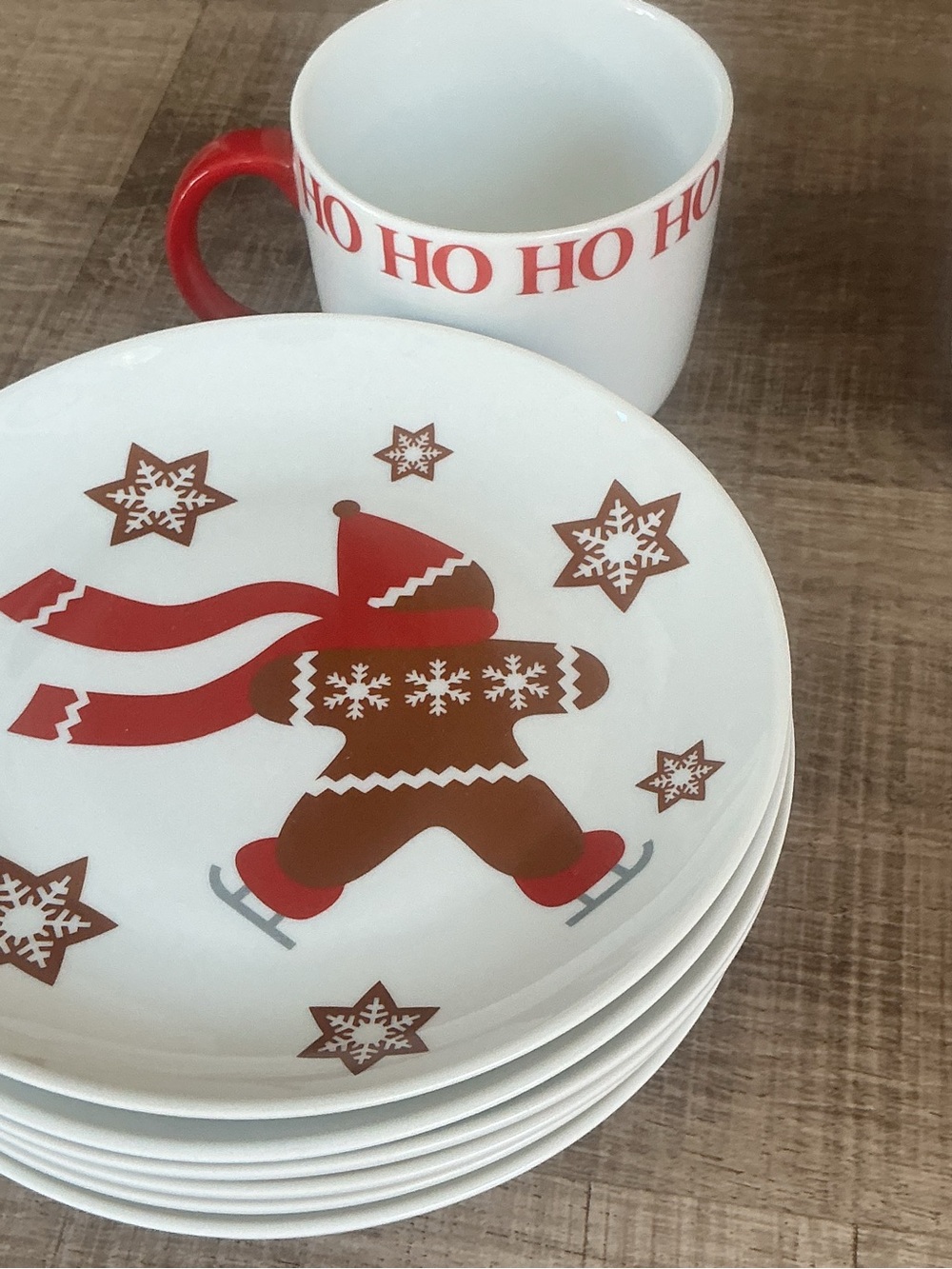 Crate & Barrel Ice Skating Gingerbread Man Holiday Set – 6 Plates 3 Mugs